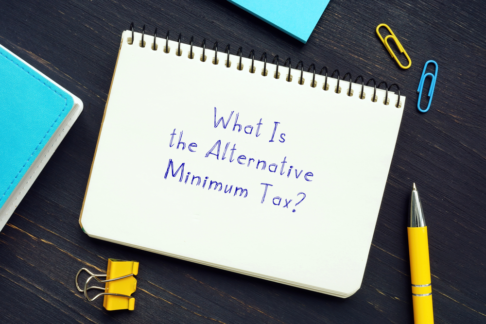 Notepad with words "What is the alternative minimum tax?"